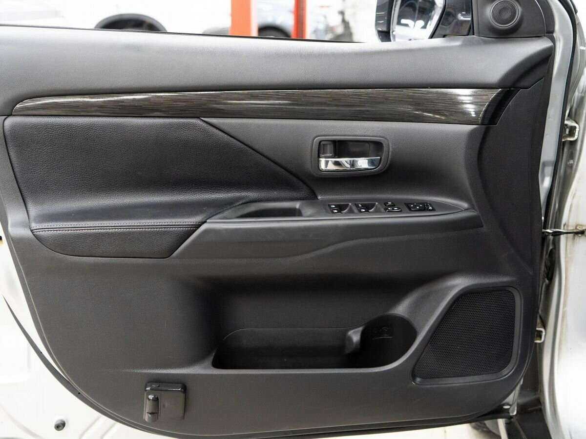 Б/У Митсубиши Оутлэндер 2017 года. Фото: #14