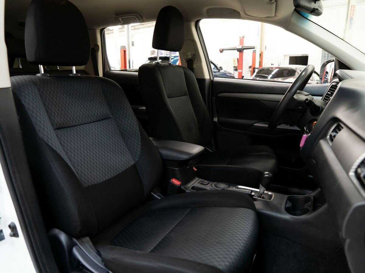 Б/У Митсубиши Оутлэндер 2015 года. Фото: #11