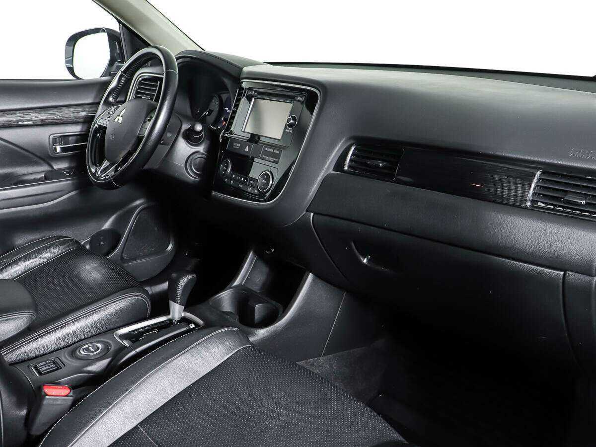 Б/У Митсубиши Оутлэндер 2016 года. Фото: #7