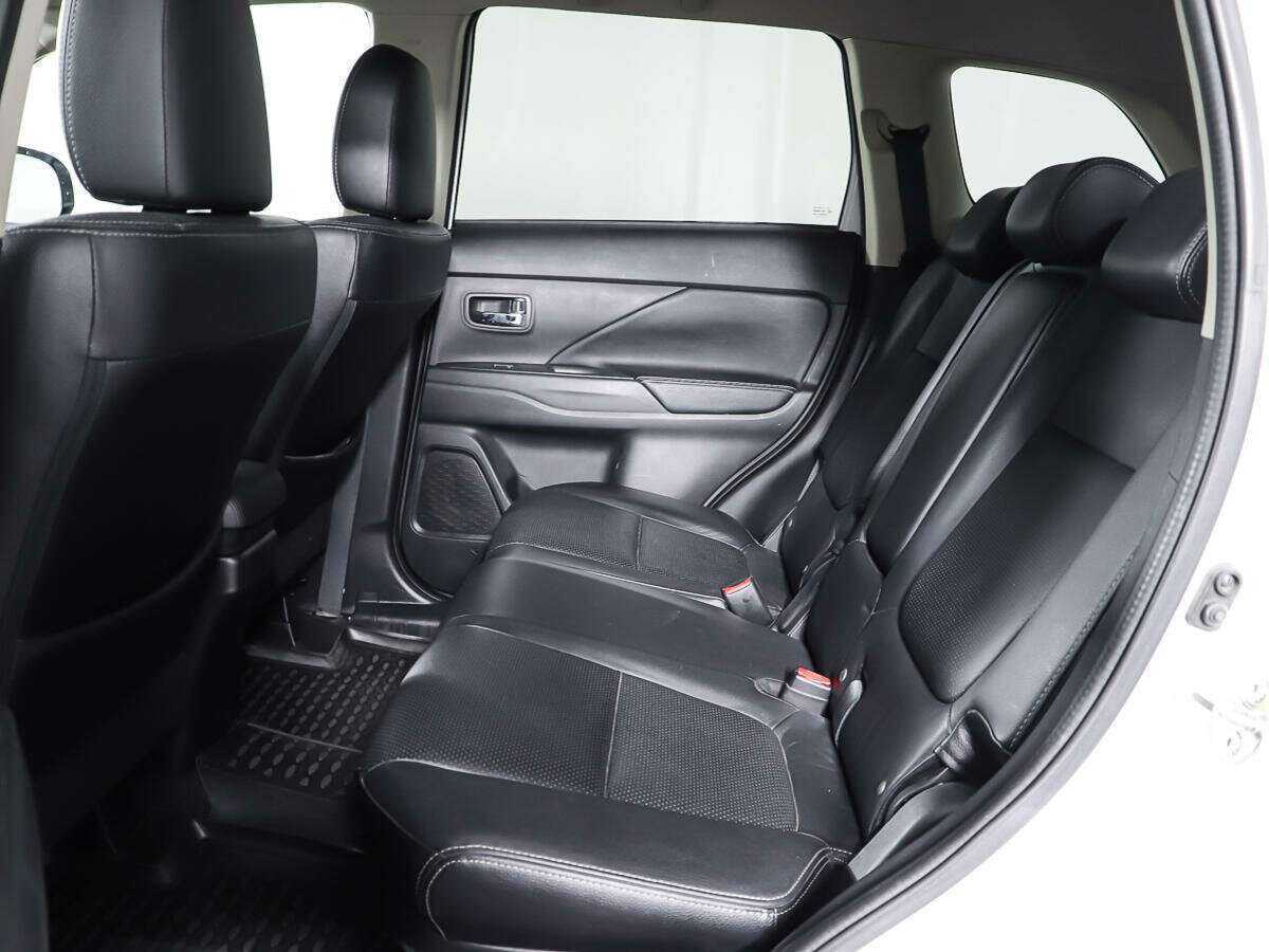 Б/У Митсубиши Оутлэндер 2016 года. Фото: #8