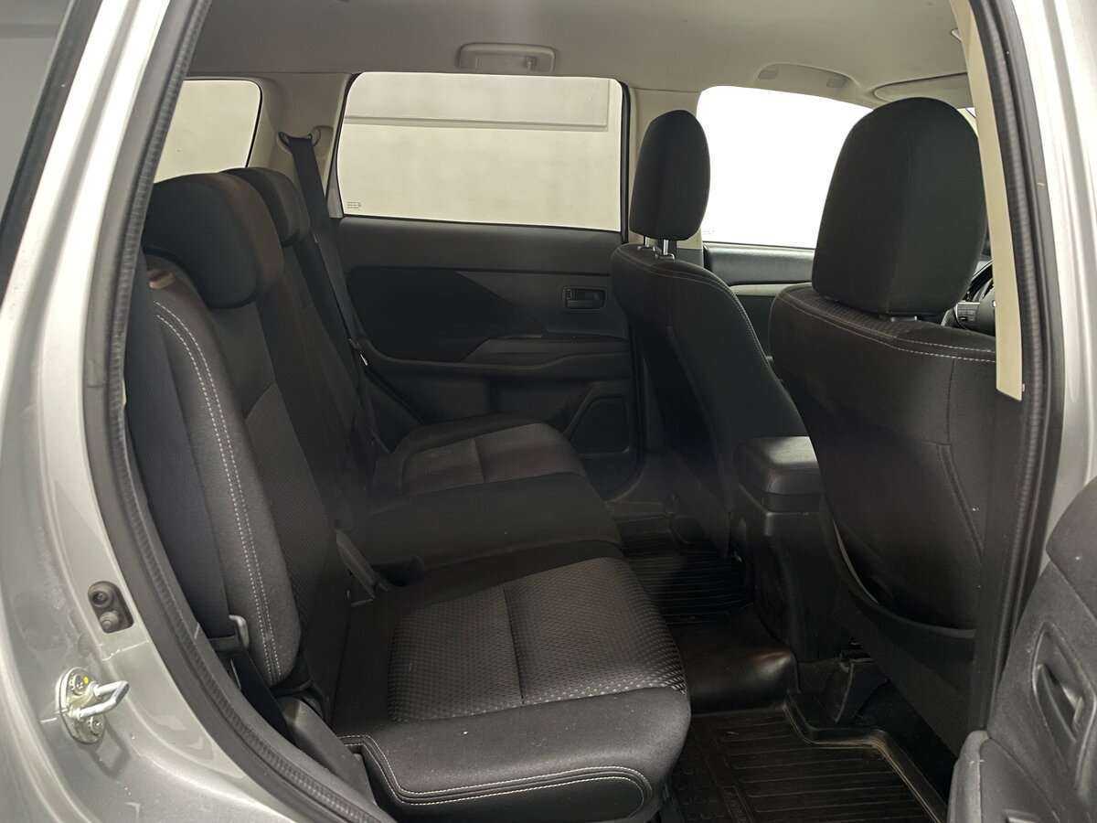 Б/У Митсубиши Оутлэндер 2016 года. Фото: #6