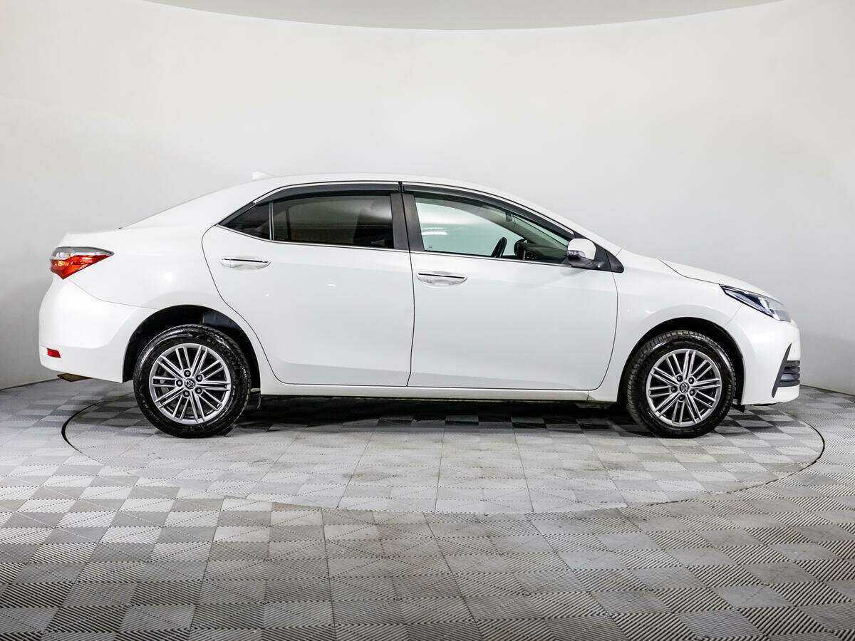 Б/У Тойота Королла 2018 года. Фото: #3