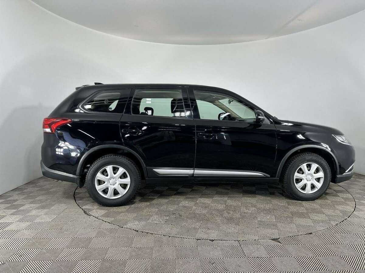 Б/У Митсубиши Оутлэндер 2017 года. Фото: #3