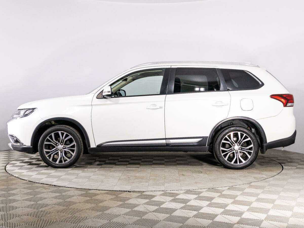 Б/У Митсубиши Оутлэндер 2017 года. Фото: #7