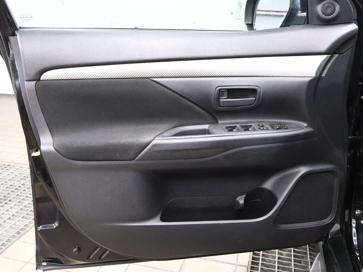 Б/У Митсубиши Оутлэндер 2013 года. Фото: #6