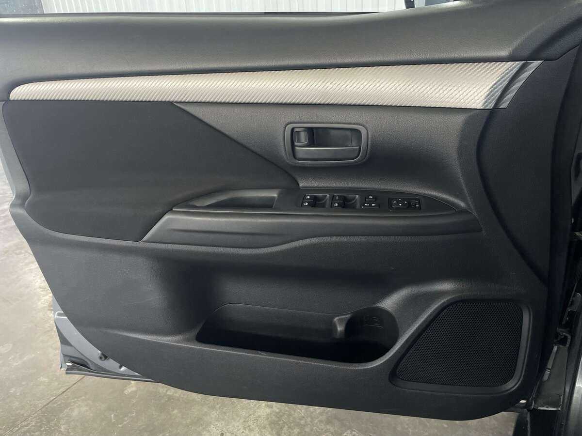 Б/У Митсубиши Оутлэндер 2018 года. Фото: #18