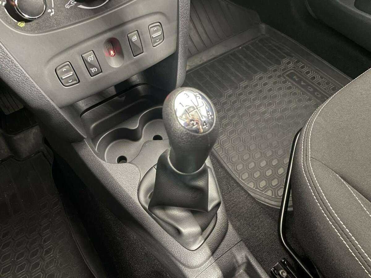 Б/У Рено Логан 2016 года. Фото: #12