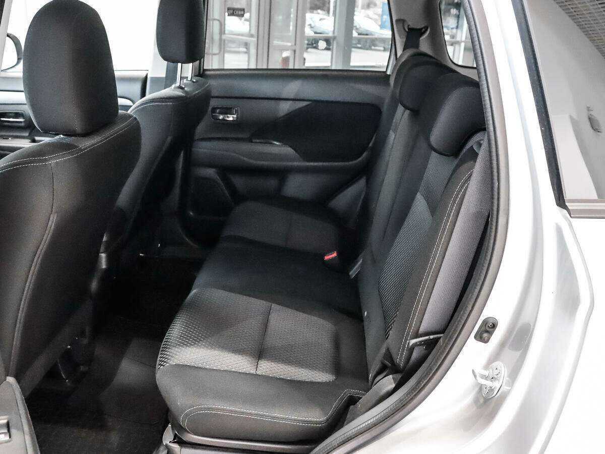 Б/У Митсубиши Оутлэндер 2016 года. Фото: #9