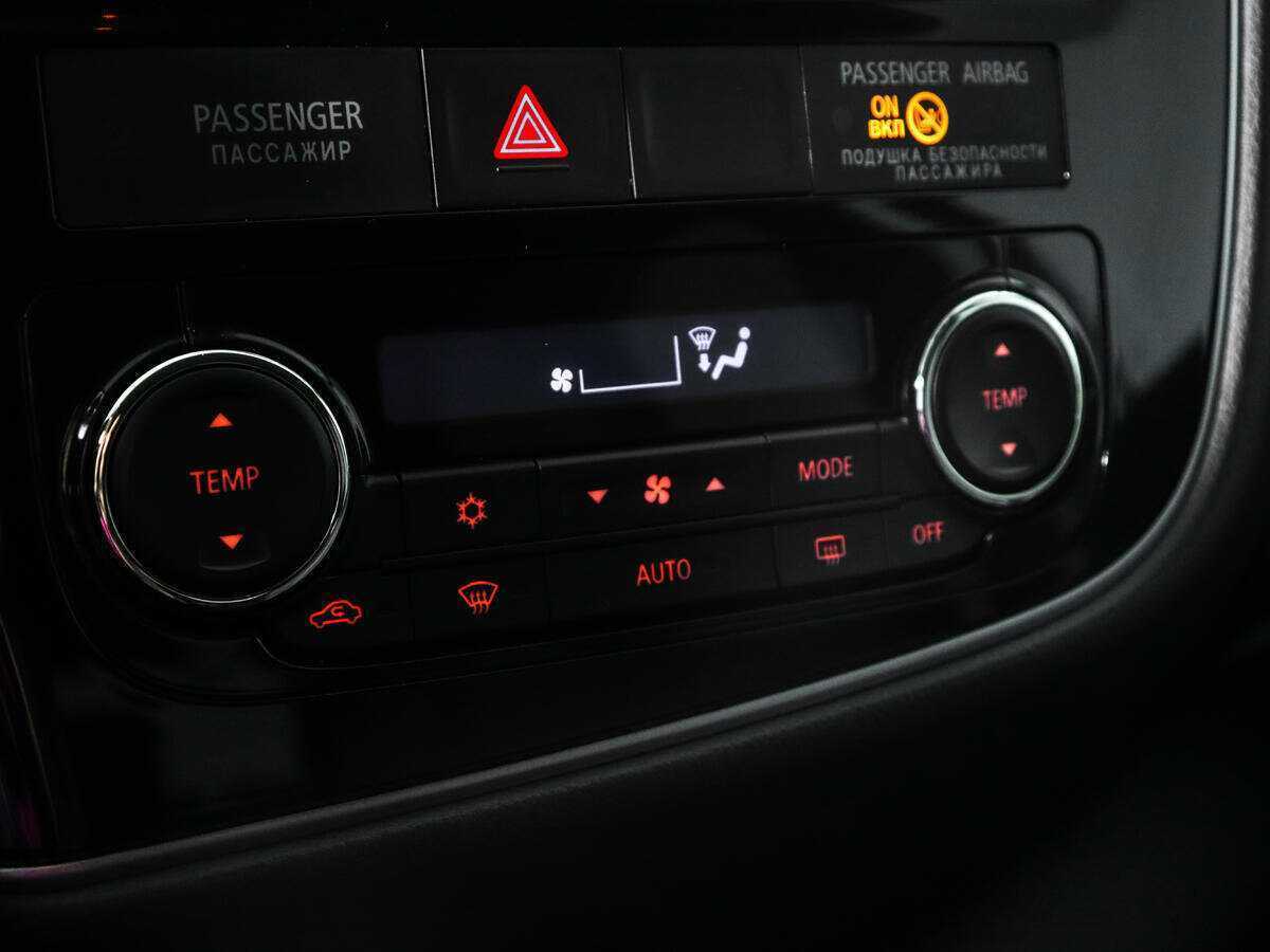 Б/У Митсубиши Оутлэндер 2016 года. Фото: #15