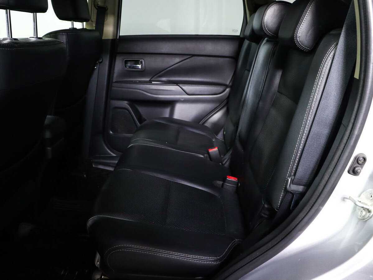 Б/У Митсубиши Оутлэндер 2017 года. Фото: #7