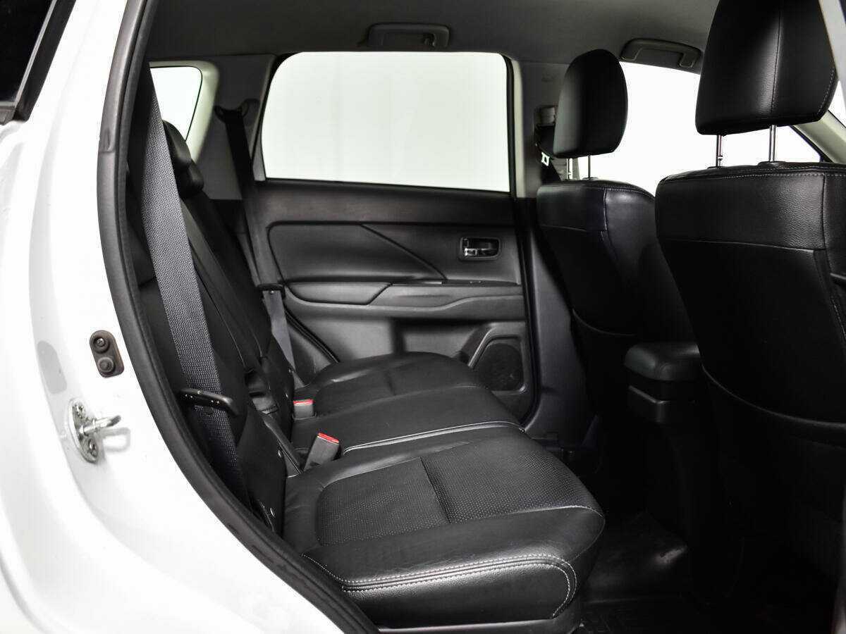 Б/У Митсубиши Оутлэндер 2015 года. Фото: #9