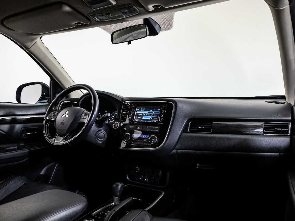 Б/У Митсубиши Оутлэндер 2017 года. Фото: #8