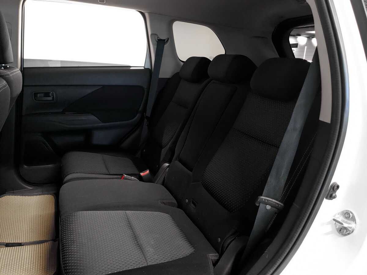 Б/У Митсубиши Оутлэндер 2017 года. Фото: #9