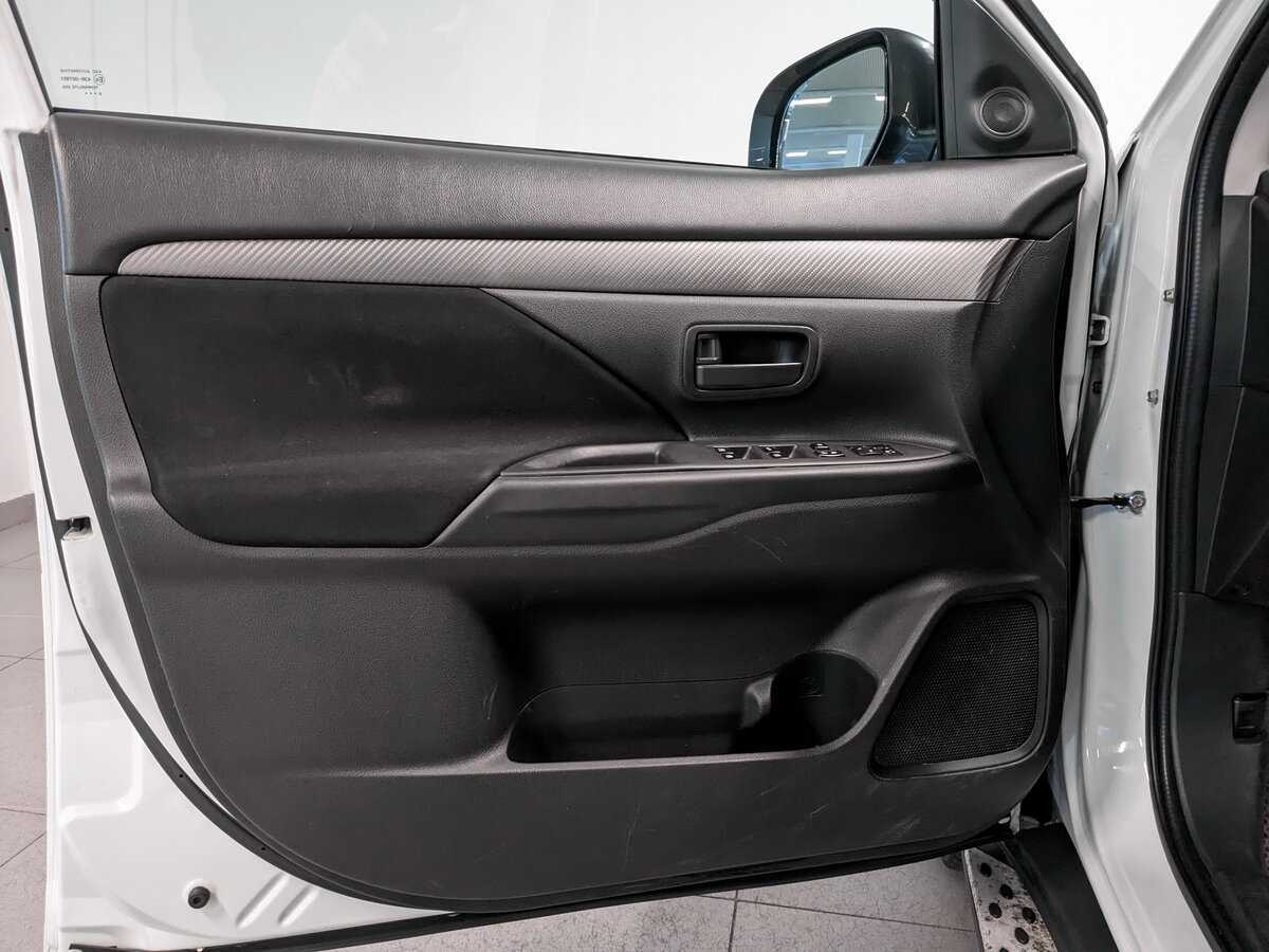 Б/У Митсубиши Оутлэндер 2017 года. Фото: #15