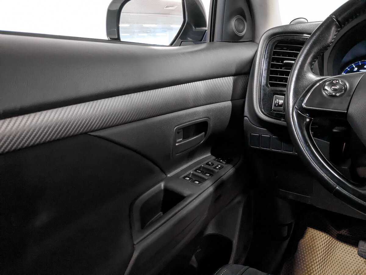 Б/У Митсубиши Оутлэндер 2017 года. Фото: #16