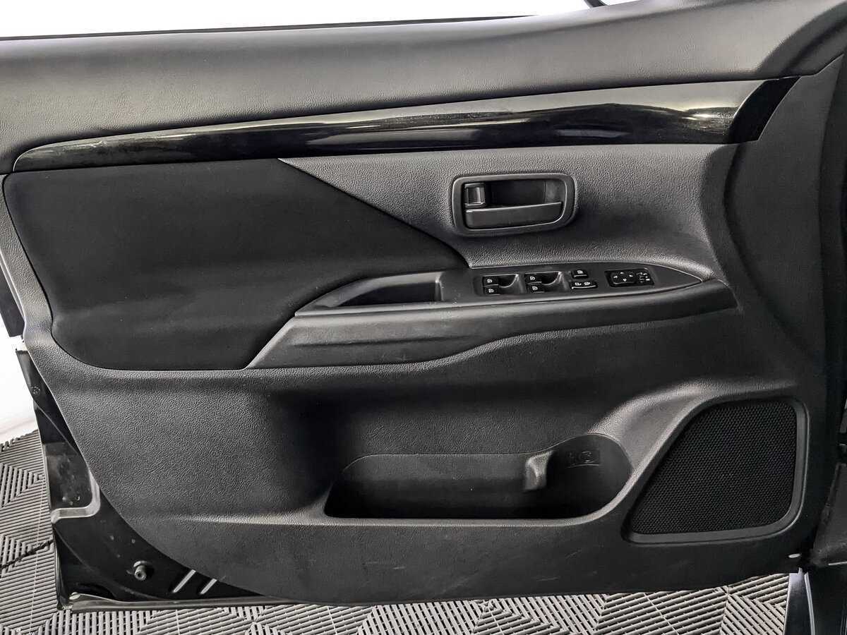 Б/У Митсубиши Оутлэндер 2018 года. Фото: #14