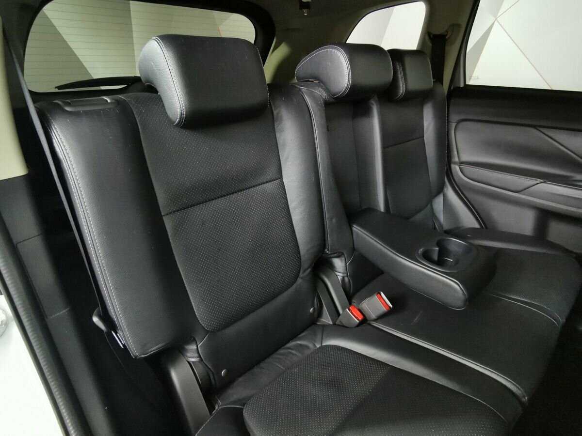 Б/У Митсубиши Оутлэндер 2016 года. Фото: #12