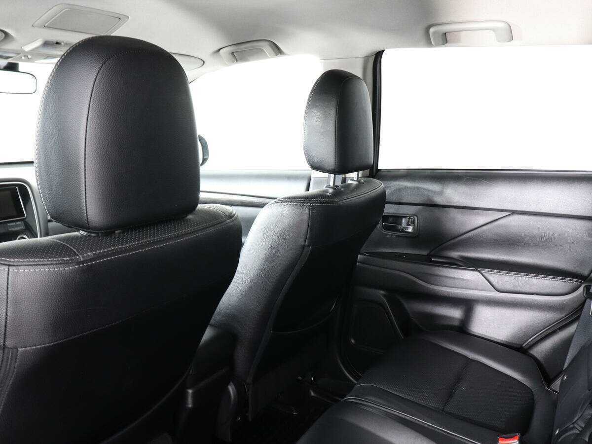 Б/У Митсубиши Оутлэндер 2017 года. Фото: #11