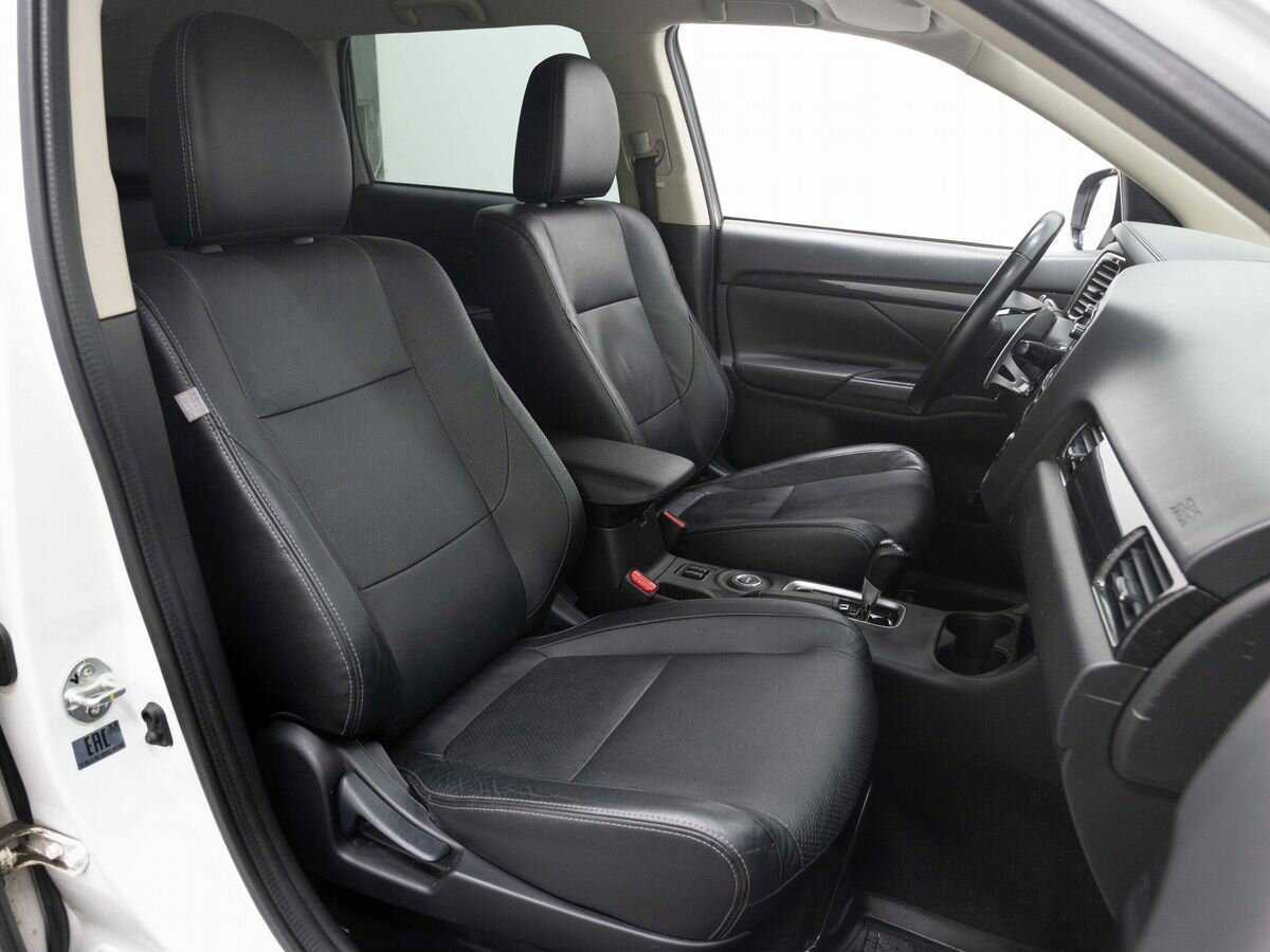 Б/У Митсубиши Оутлэндер 2016 года. Фото: #13