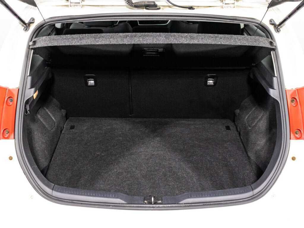 Б/У Тойота Аурис 2014 года. Фото: #14