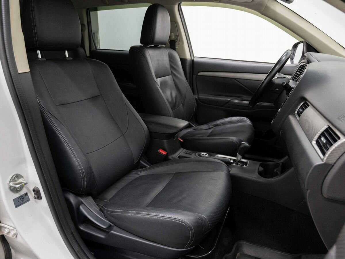 Б/У Митсубиши Оутлэндер 2015 года. Фото: #13