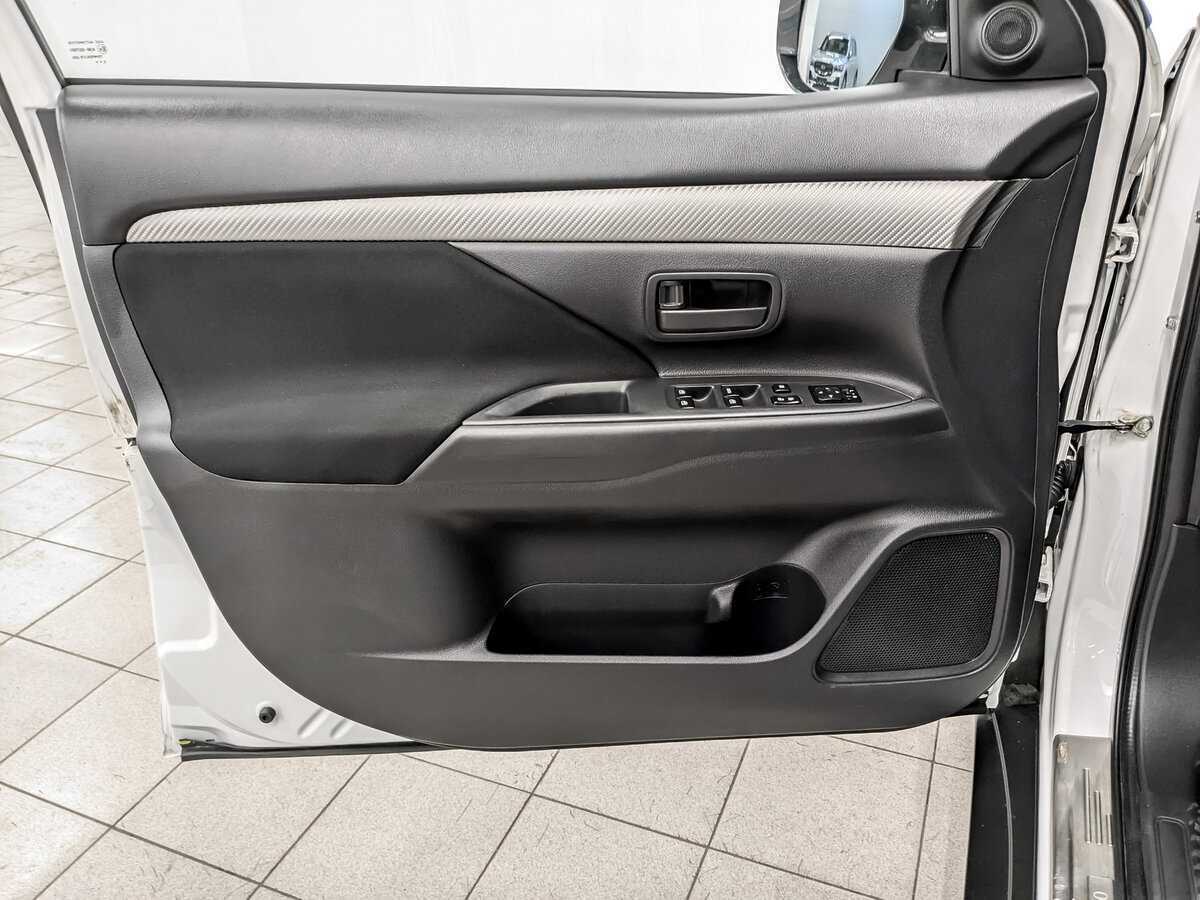 Б/У Митсубиши Оутлэндер 2015 года. Фото: #18