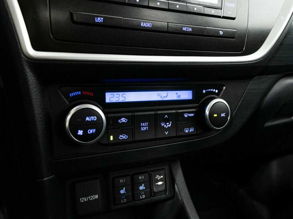 Б/У Тойота Аурис 2013 года. Фото: #14