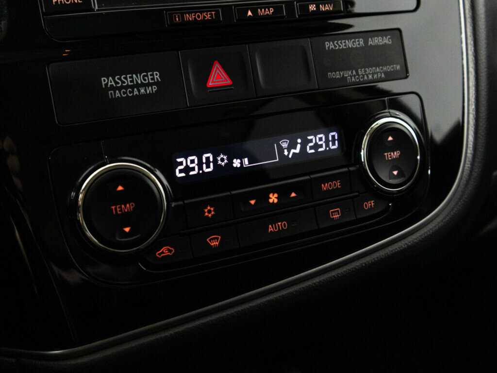 Б/У Митсубиши Оутлэндер 2016 года. Фото: #17