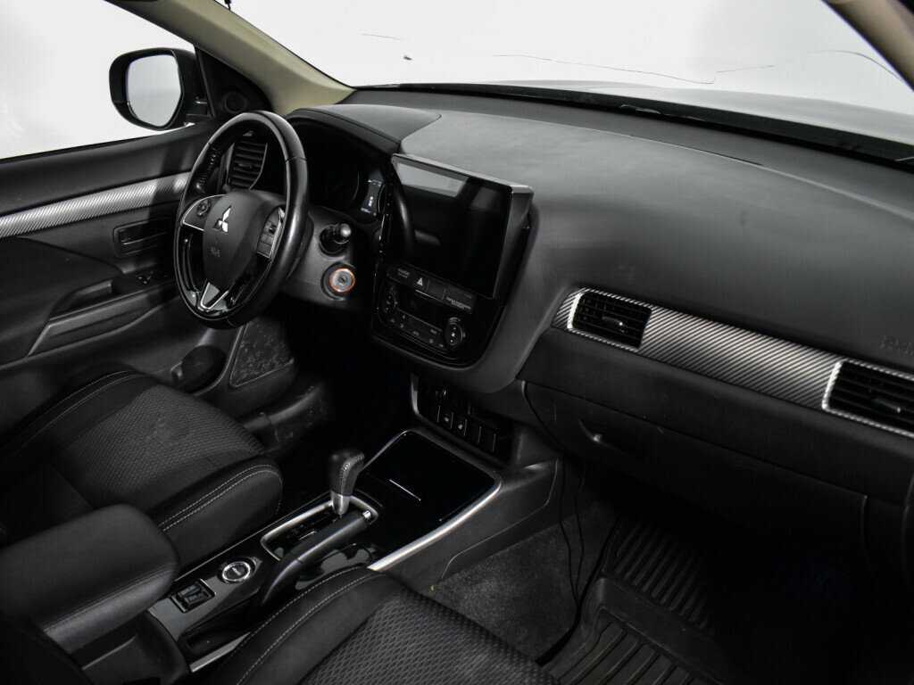 Б/У Митсубиши Оутлэндер 2017 года. Фото: #12