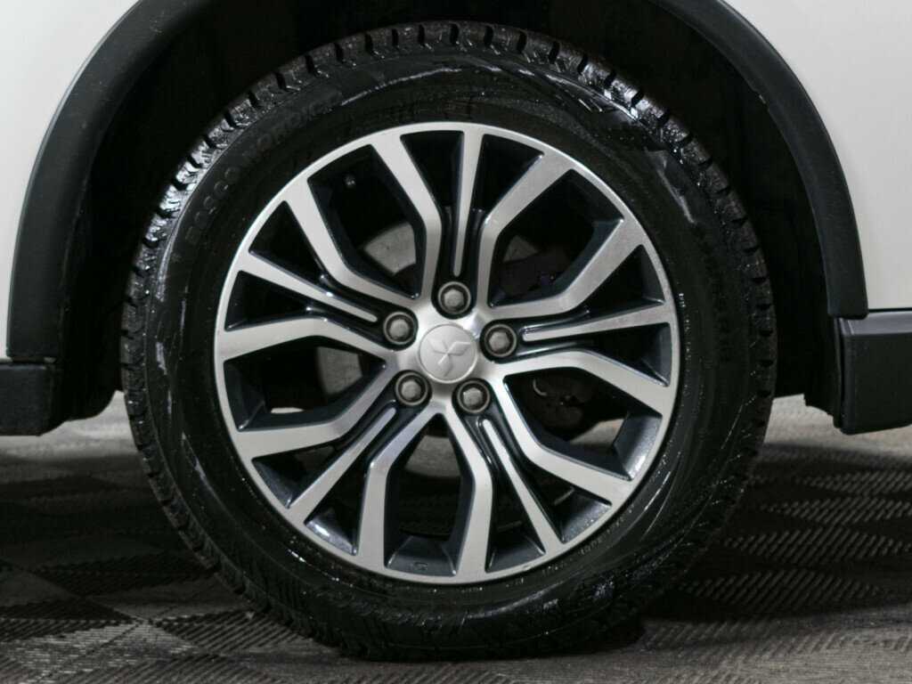 Б/У Митсубиши Оутлэндер 2015 года. Фото: #17