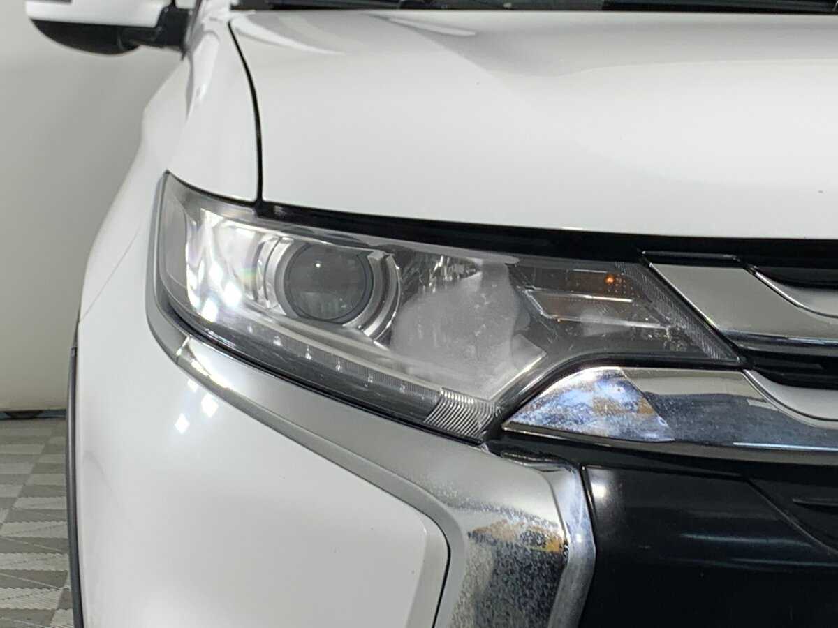 Б/У Митсубиши Оутлэндер 2017 года. Фото: #9