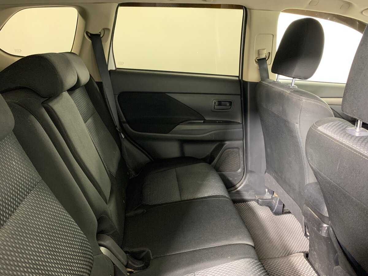 Б/У Митсубиши Оутлэндер 2017 года. Фото: #17