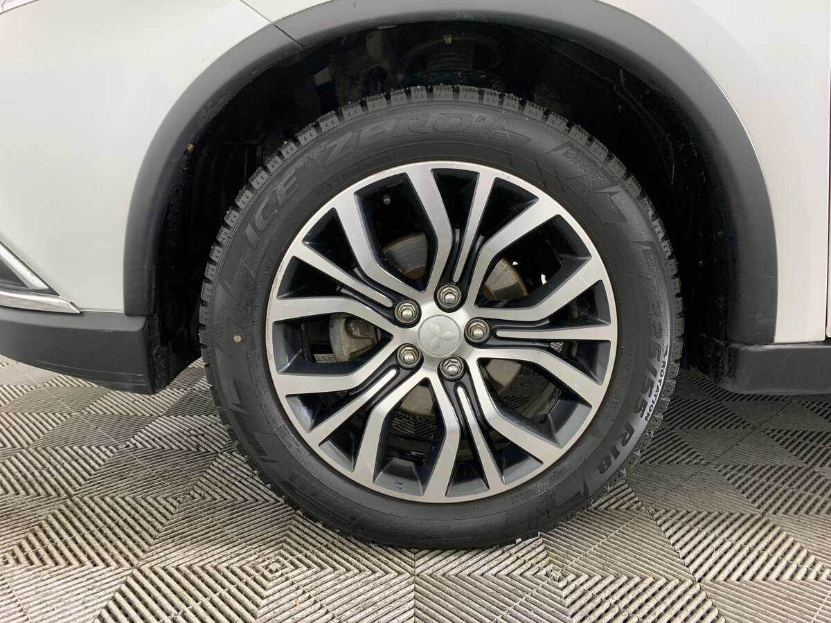 Б/У Митсубиши Оутлэндер 2016 года. Фото: #8