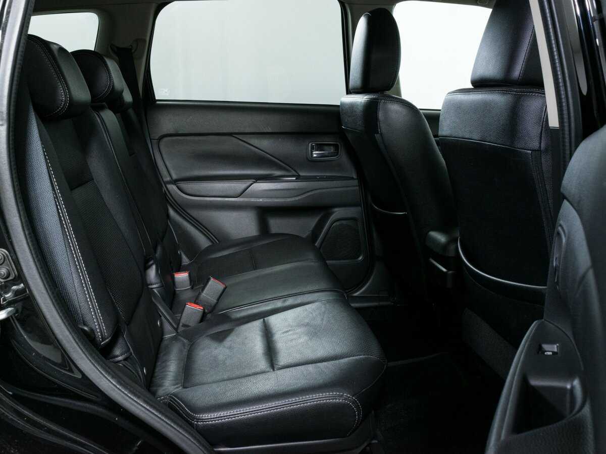 Б/У Митсубиши Оутлэндер 2015 года. Фото: #9