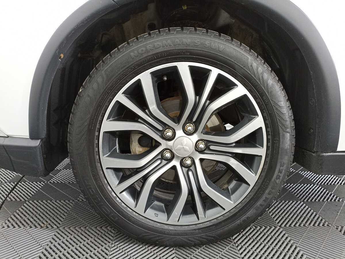 Б/У Митсубиши Оутлэндер 2017 года. Фото: #15