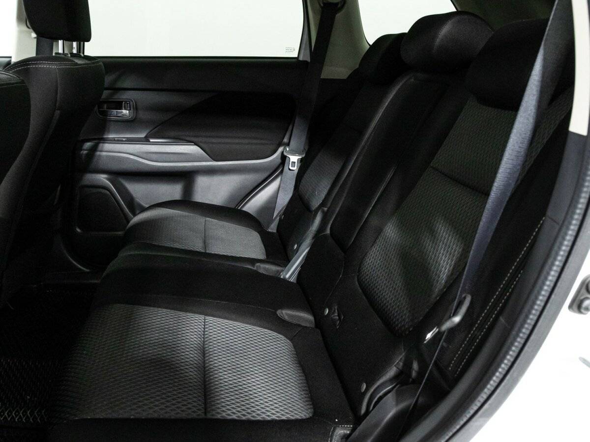 Б/У Митсубиши Оутлэндер 2016 года. Фото: #9