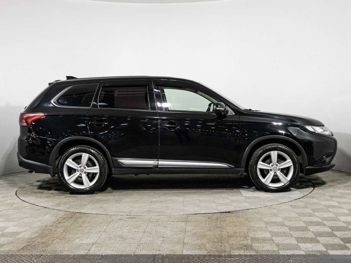 Б/У Митсубиши Оутлэндер 2017 года. Фото: #3