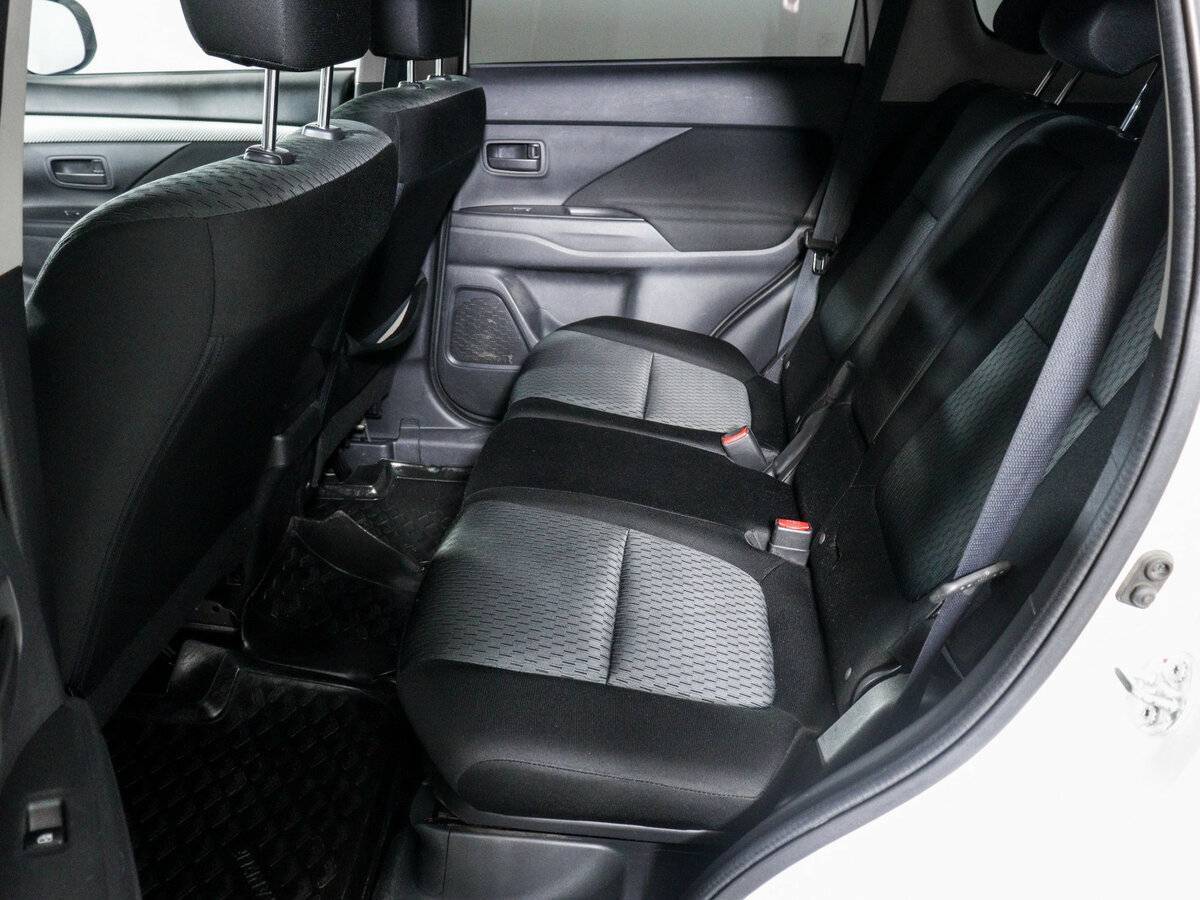 Б/У Митсубиши Оутлэндер 2015 года. Фото: #6