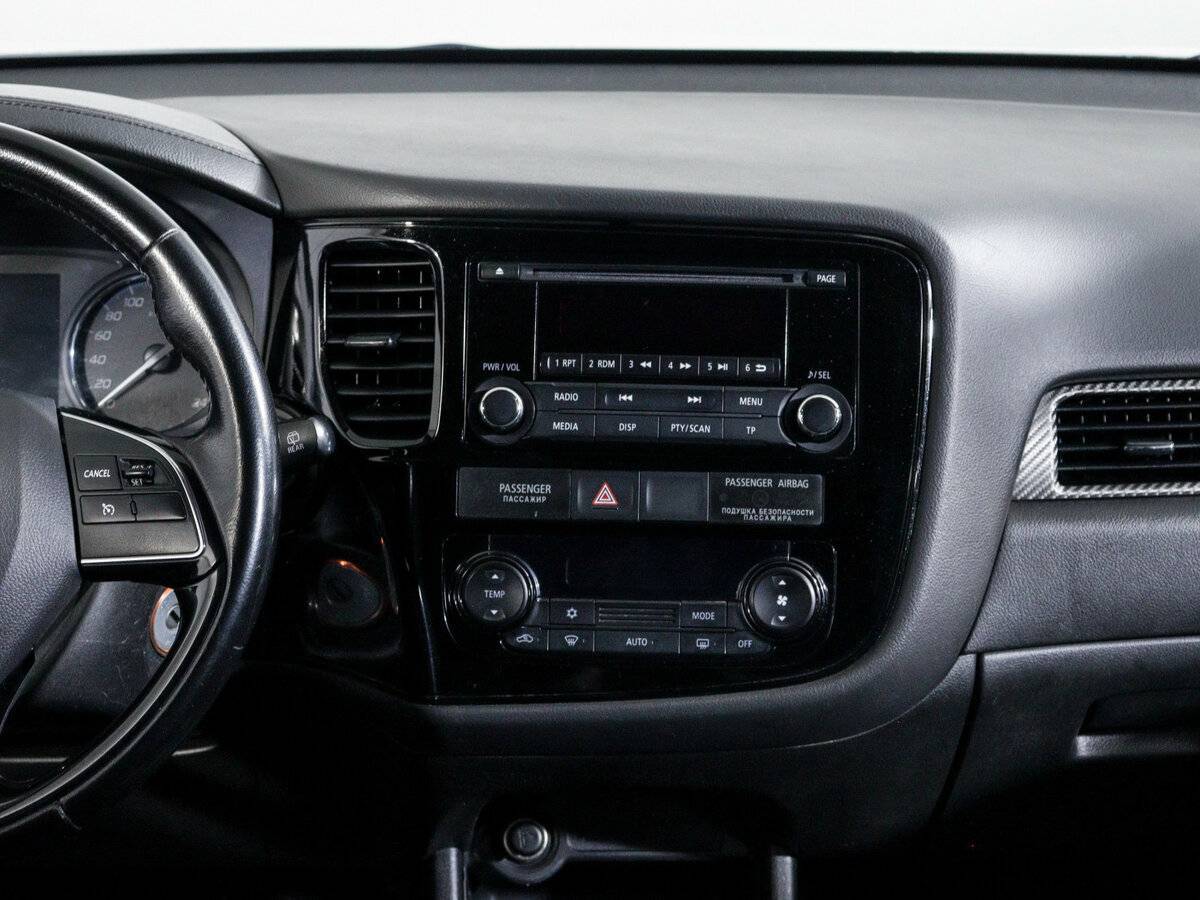 Б/У Митсубиши Оутлэндер 2015 года. Фото: #9