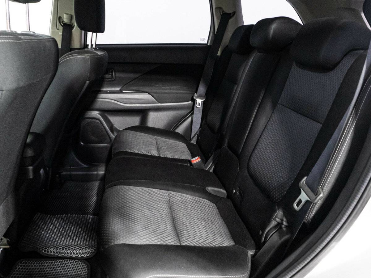 Б/У Митсубиши Оутлэндер 2016 года. Фото: #9