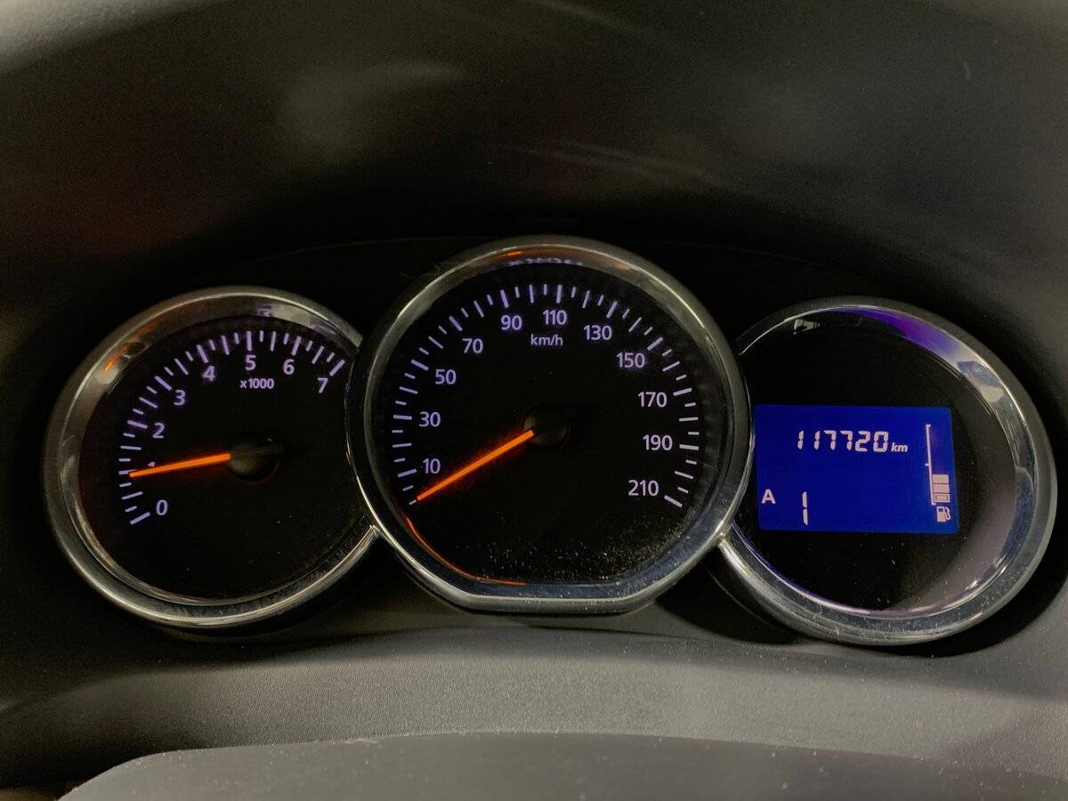 Б/У Рено Логан 2015 года. Фото: #13