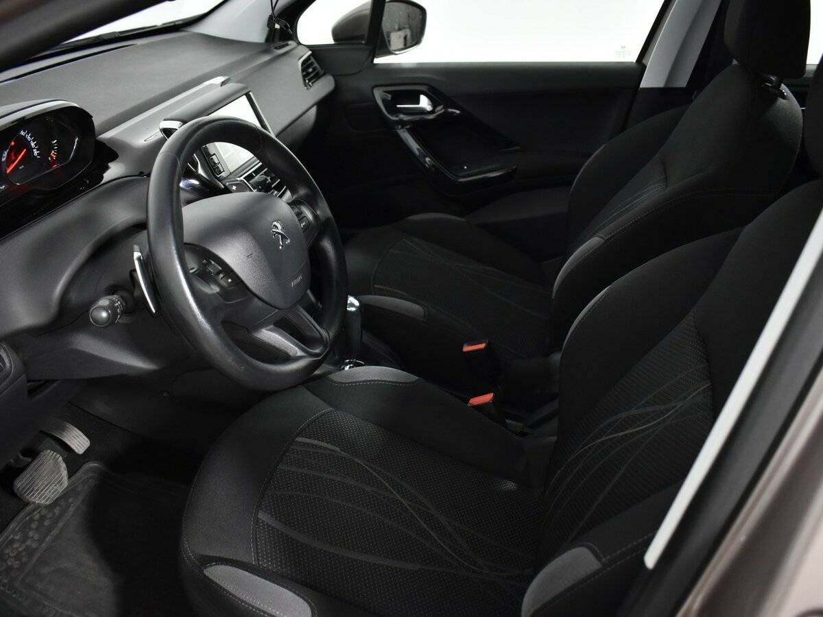 Б/У Пежо 208 2014 года. Фото: #8