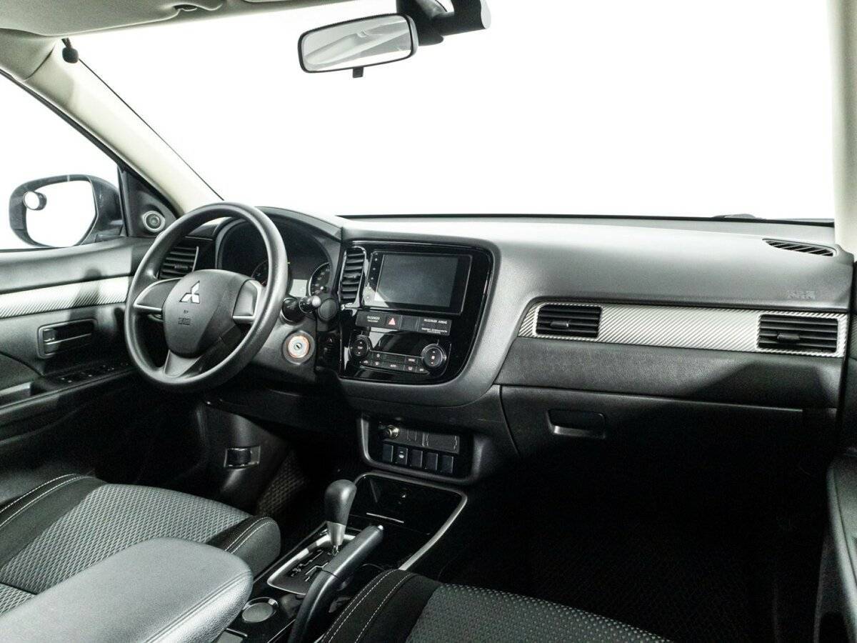 Б/У Митсубиши Оутлэндер 2017 года. Фото: #8