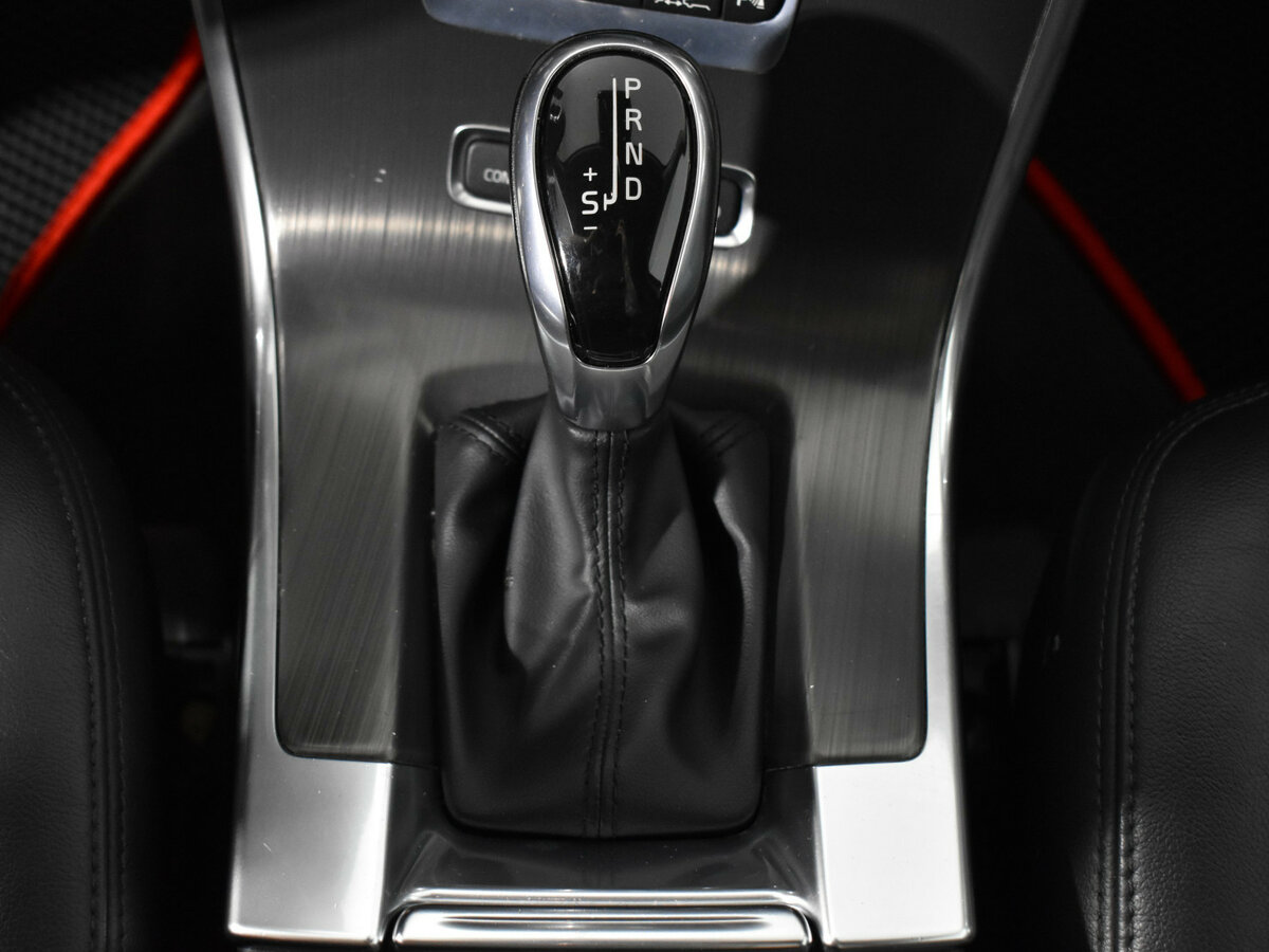 Б/У Вольво ИксЦ60 2015 года. Фото: #8