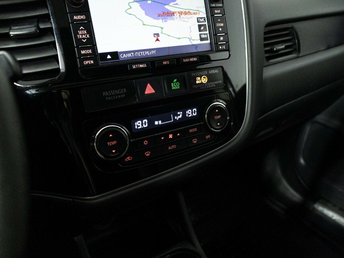 Б/У Митсубиши Оутлэндер 2014 года. Фото: #17