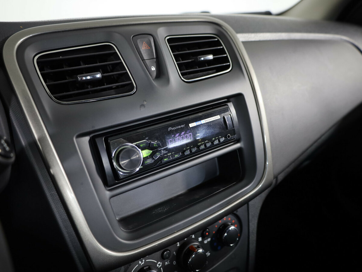 Б/У Рено Логан 2015 года. Фото: #17