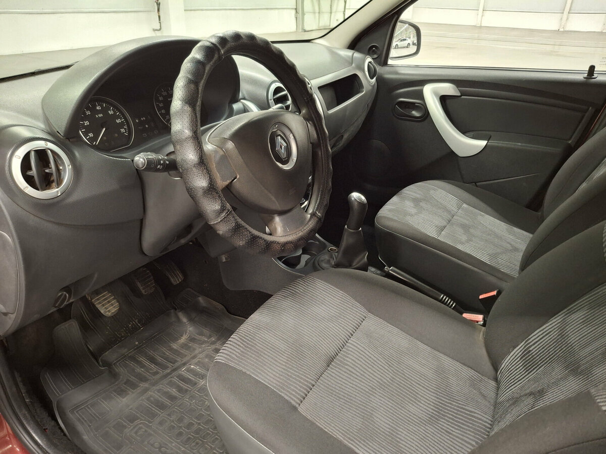 Б/У Рено Логан 2012 года. Фото: #15