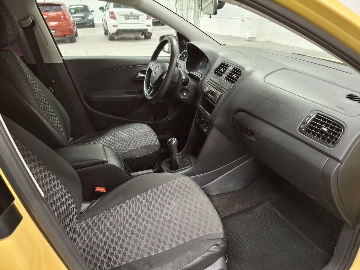 Б/У Фольксваген Поло 2017 года. Фото: #10